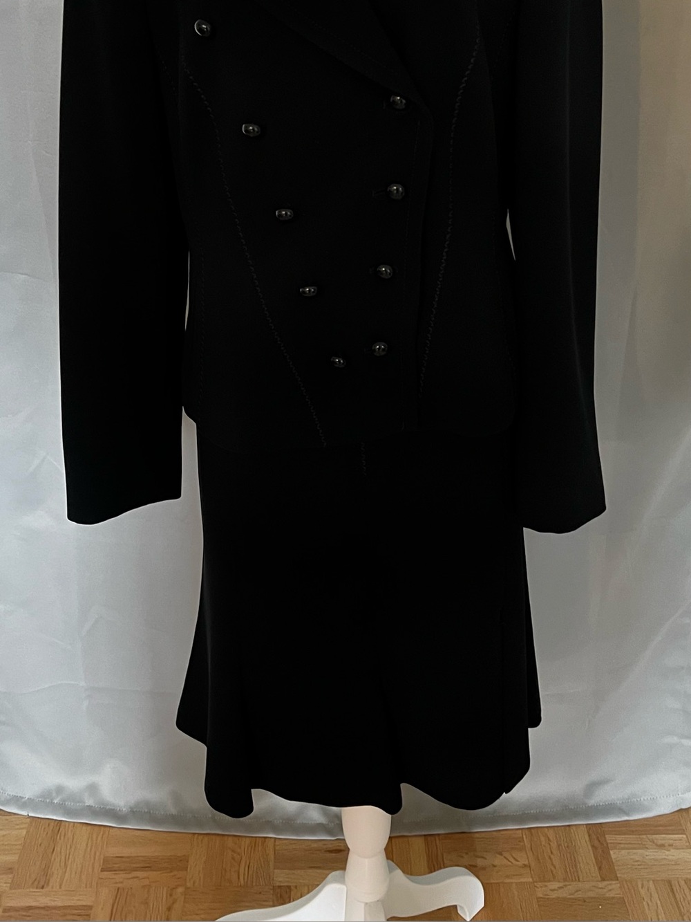 Women’s skirt, side zipper with front vent.